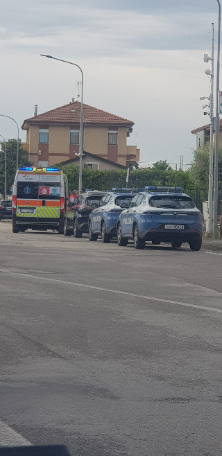 Lido San Tommaso - Si barrica in casa con i figli, poi scende in strada con un piccone